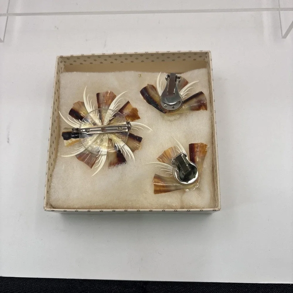 Vtg~Set of Clip On Earrings and a Brooch~Handmade out of Seashells~NIB